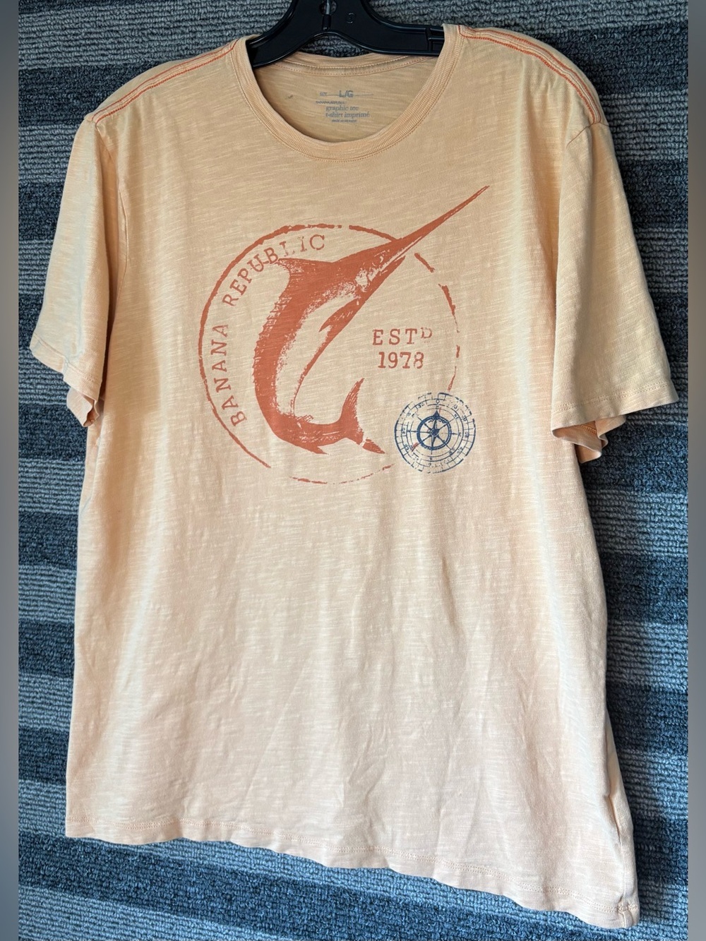 Banana Republic Peach Orange Marlin Short Sleeve Graphic T-Shirt Men’s Large EUC